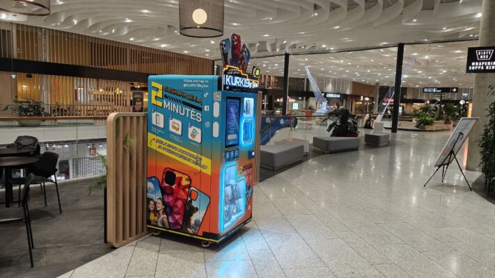 Personalizuotų telefonų dėklų gamybos terminalas Kurkis by You prekybos centre Vilnius Outlet.