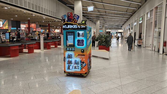 „Kurkis by You“ ryškiaspalvis išmanusis telefonų dėklų gamybos automatas prekybos centro „Vilnius Outlet“ koridoriuje.